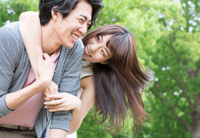 抱き合うカップル