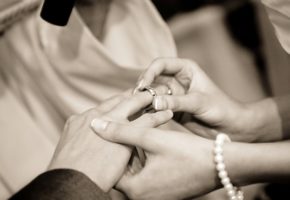 結婚指輪をはめるカップル